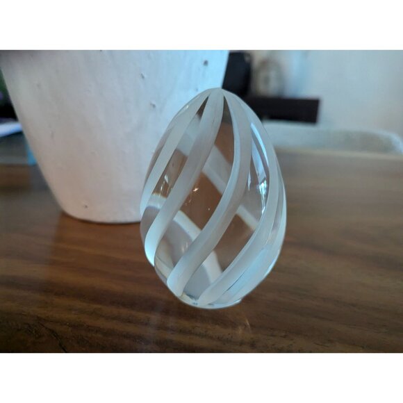 Paperweight Egg Shaped Frosted Etched Swirl 24% Lead Crystal Made In Poland - Picture 4 of 9